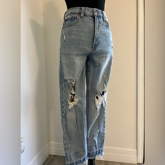 Abercrombie & Fitch Denim - Abercrombie & Fitch High Rise Mom Jean Size 26/2 Short
